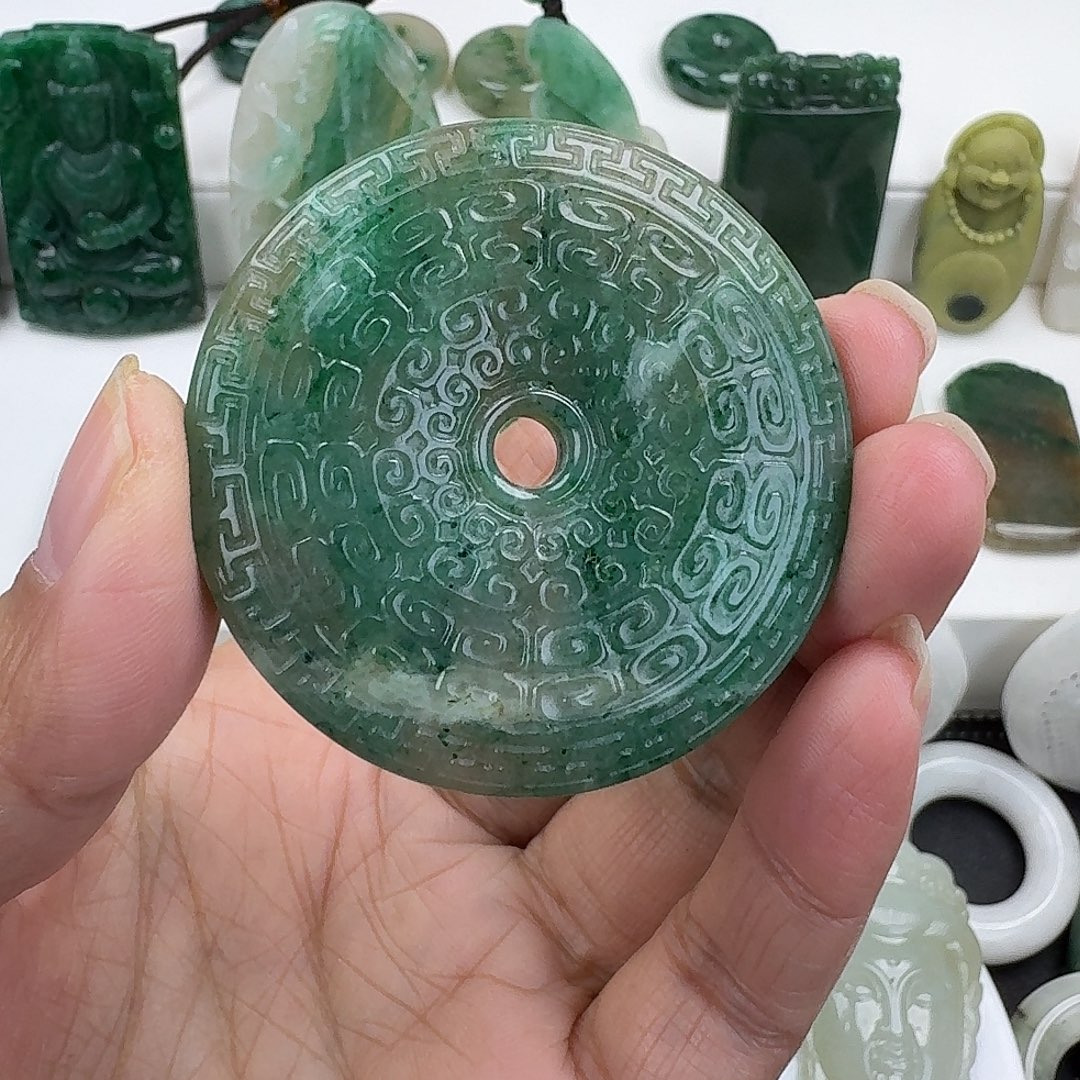 小***气独山玉未镶嵌颈饰