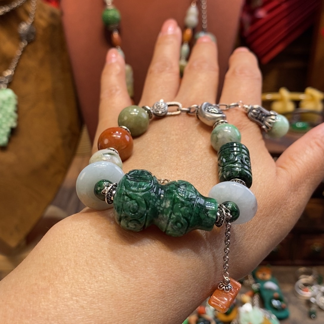 翡翠吊坠(赠链)未镶嵌