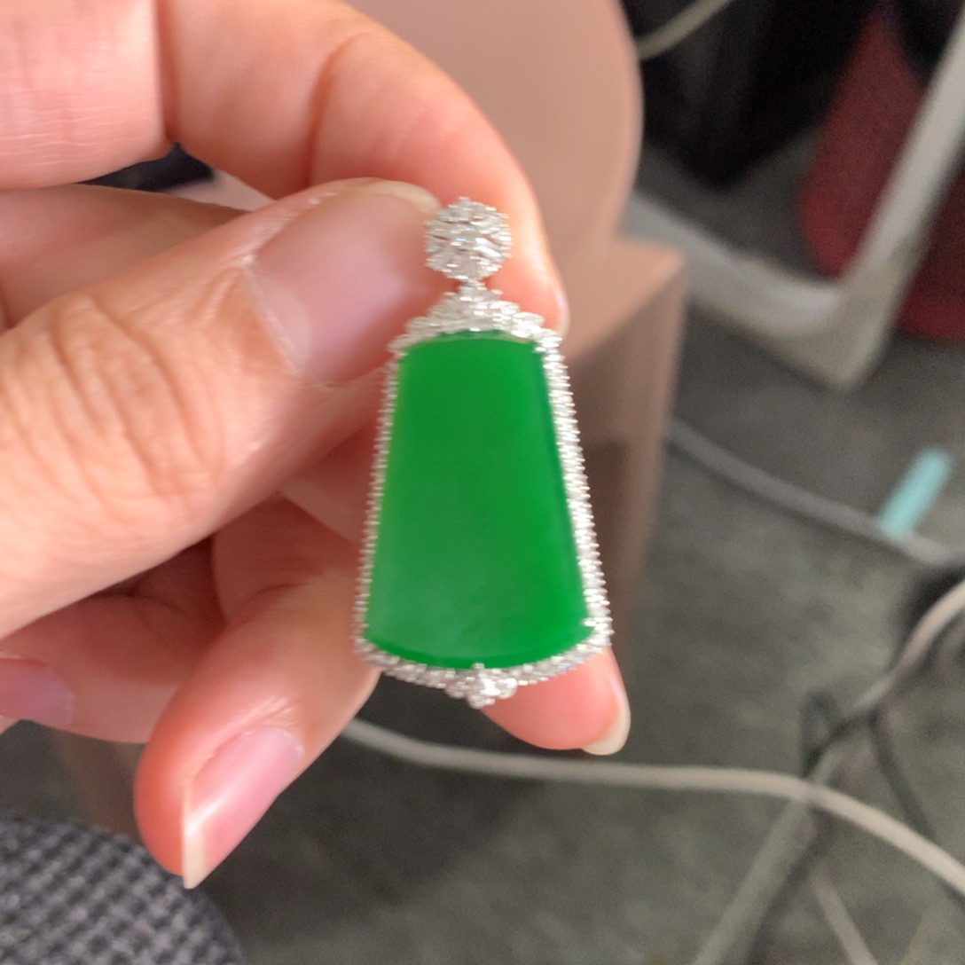 晚***雪翡翠18K金镶嵌颈饰翡翠