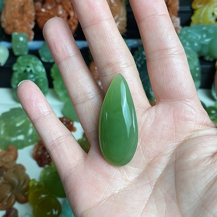 未镶嵌蛇纹石玉颈饰一**人