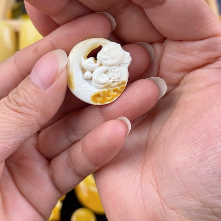 琥珀裸石未镶嵌琥珀