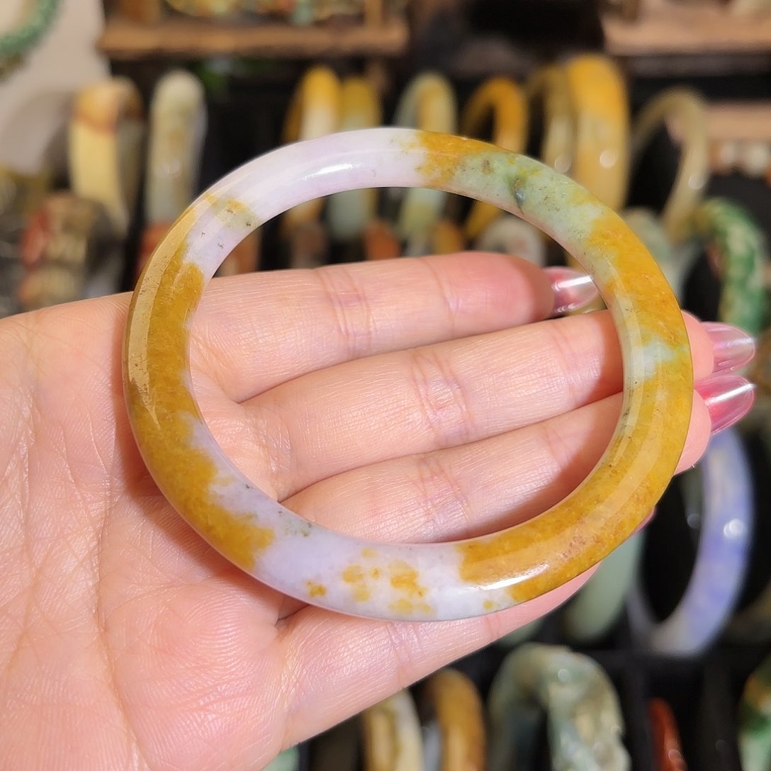 翡翠手镯未镶嵌南齐多彩