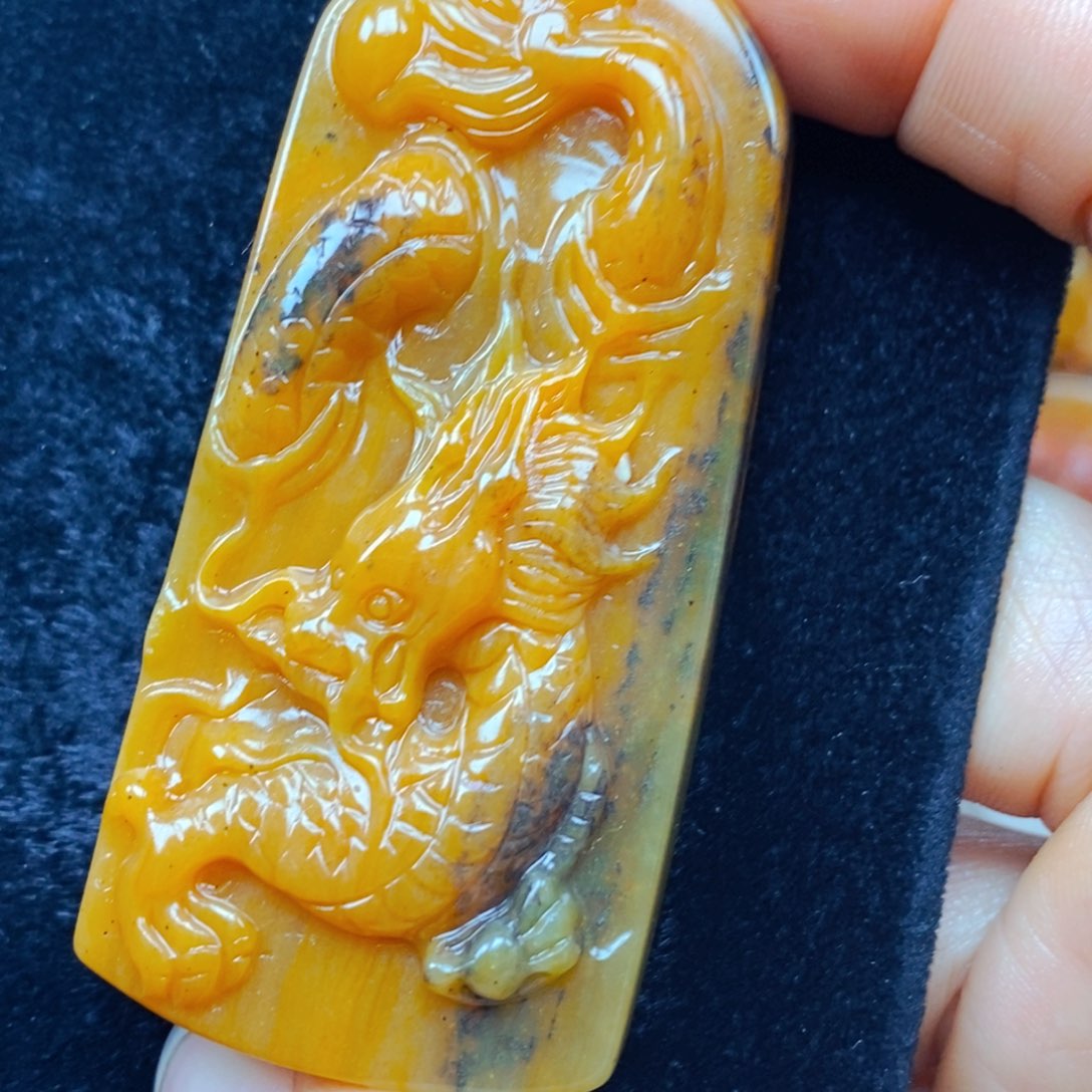 未镶嵌石英质玉（黄龙玉）颈饰