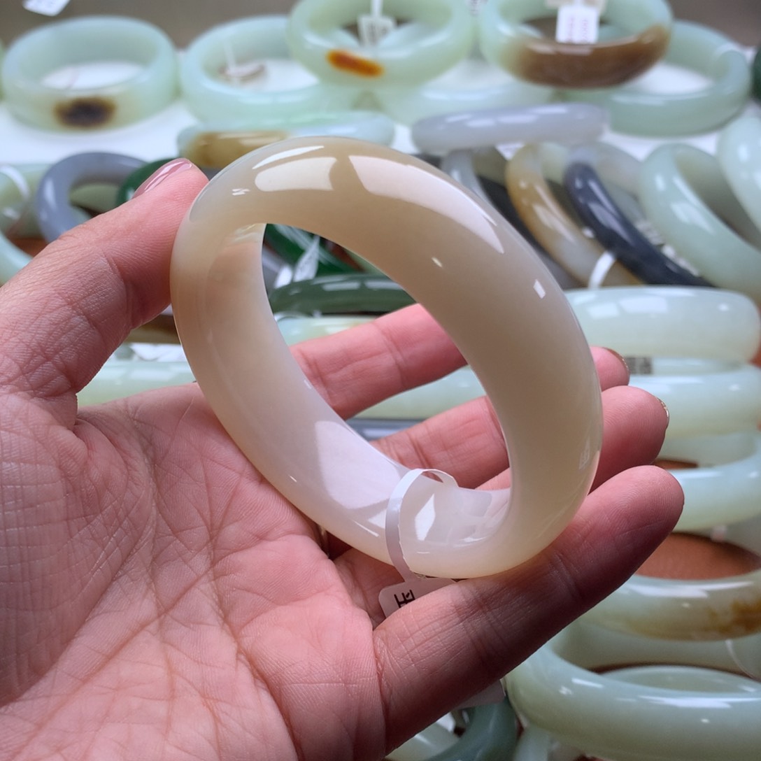 和田玉手镯未镶嵌