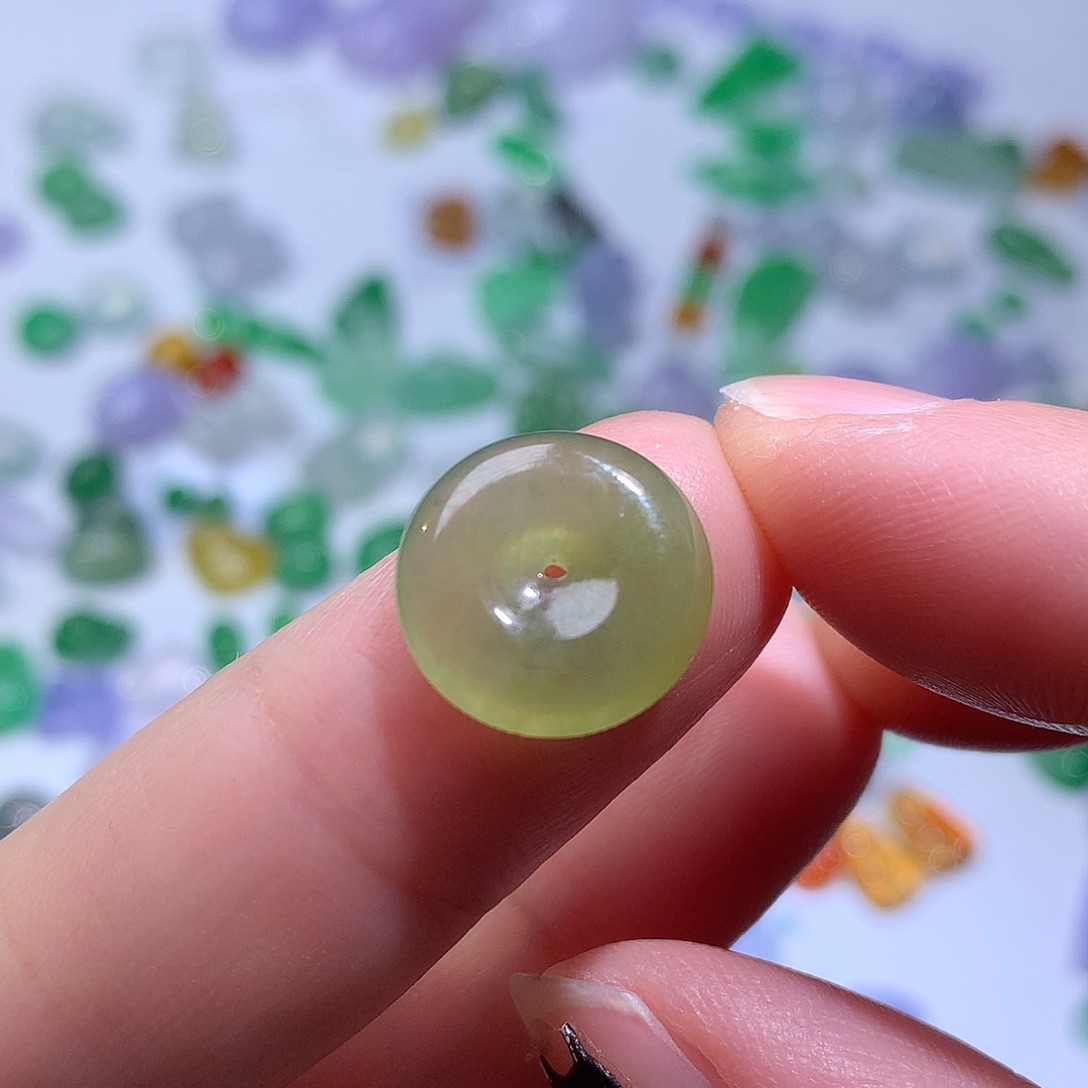 翡翠未镶嵌颈饰小扣