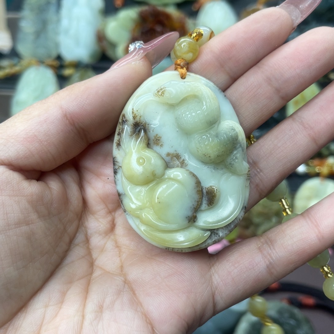 蛇纹石玉颈饰未镶嵌