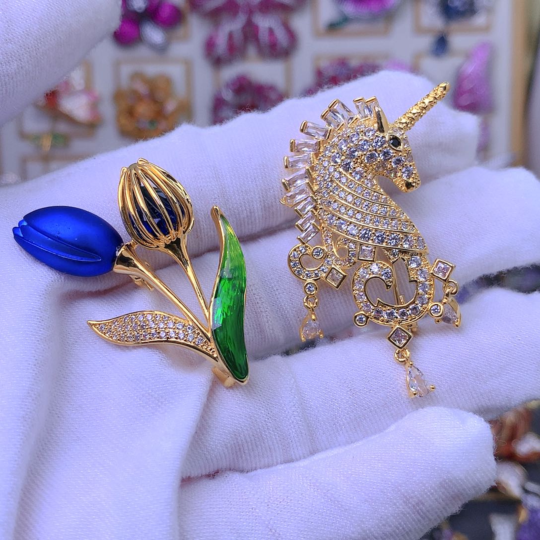 合成立方氧化锆铜胸针2个