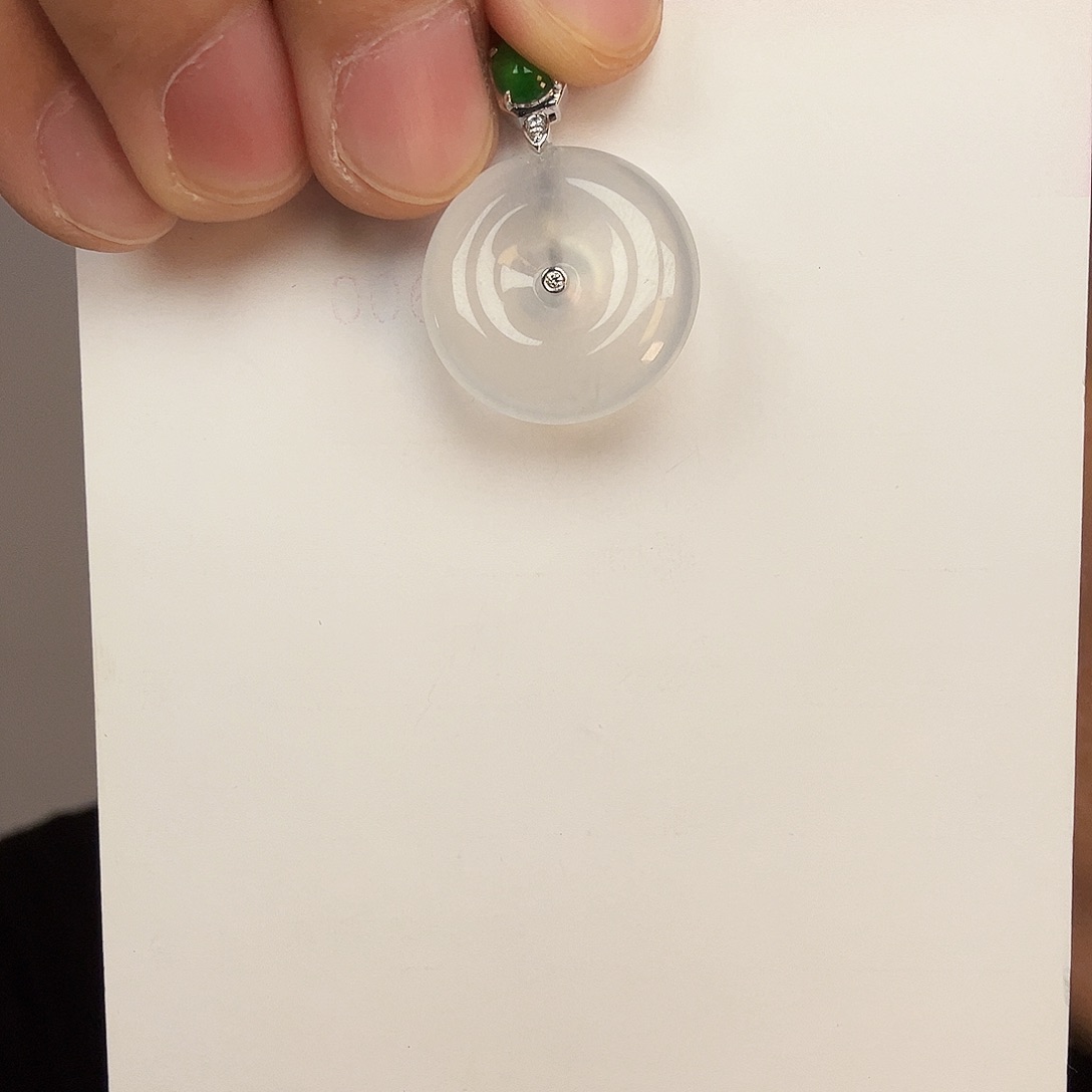 金***光翡翠18K金镶嵌颈饰一件