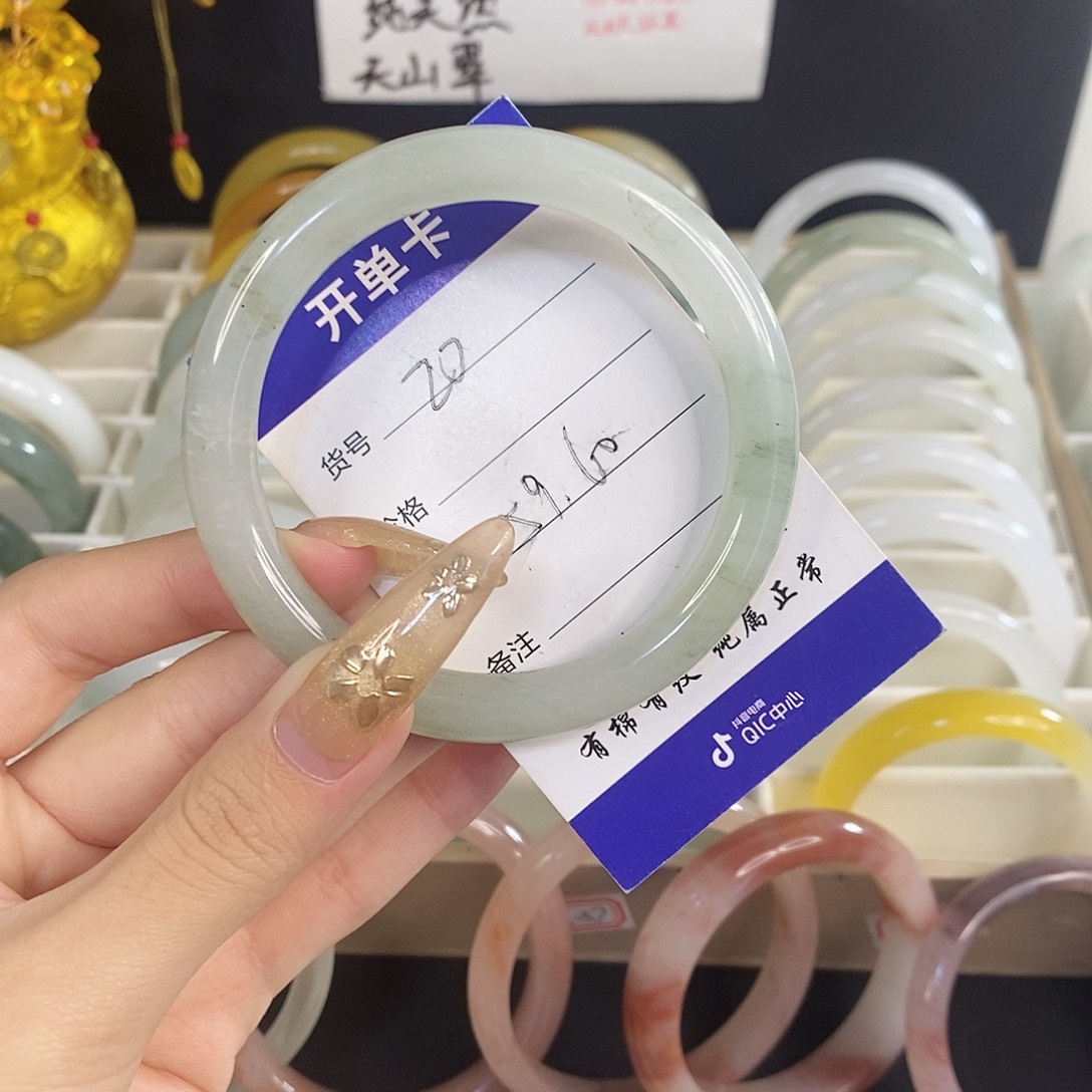 未镶嵌手镯石英质玉