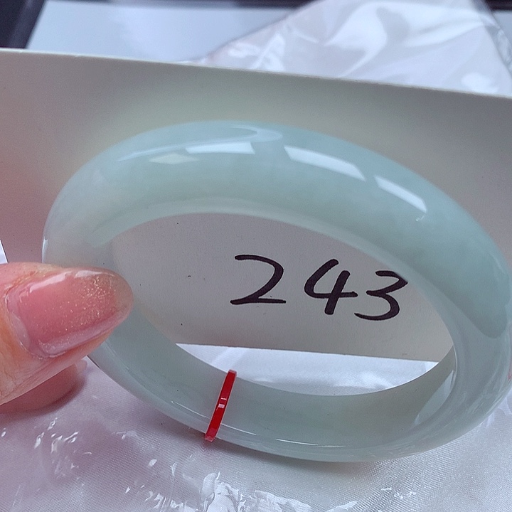 翡翠手镯未镶嵌翡翠