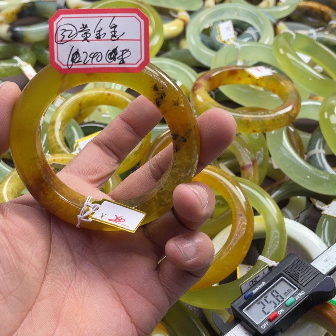 黄***金蛇纹石玉未镶嵌手镯