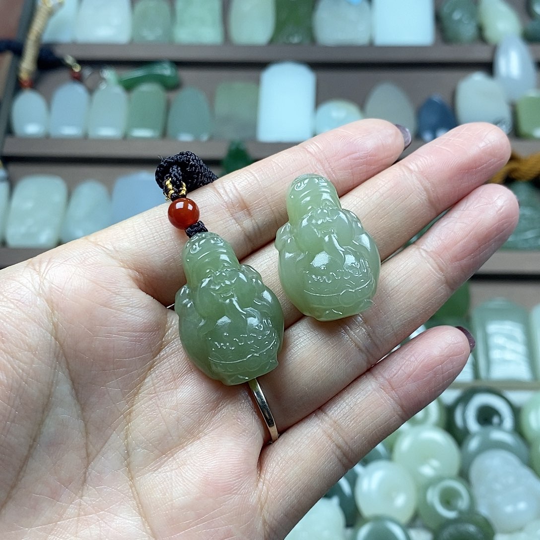 和田玉未镶嵌颈饰财神多样性发1件