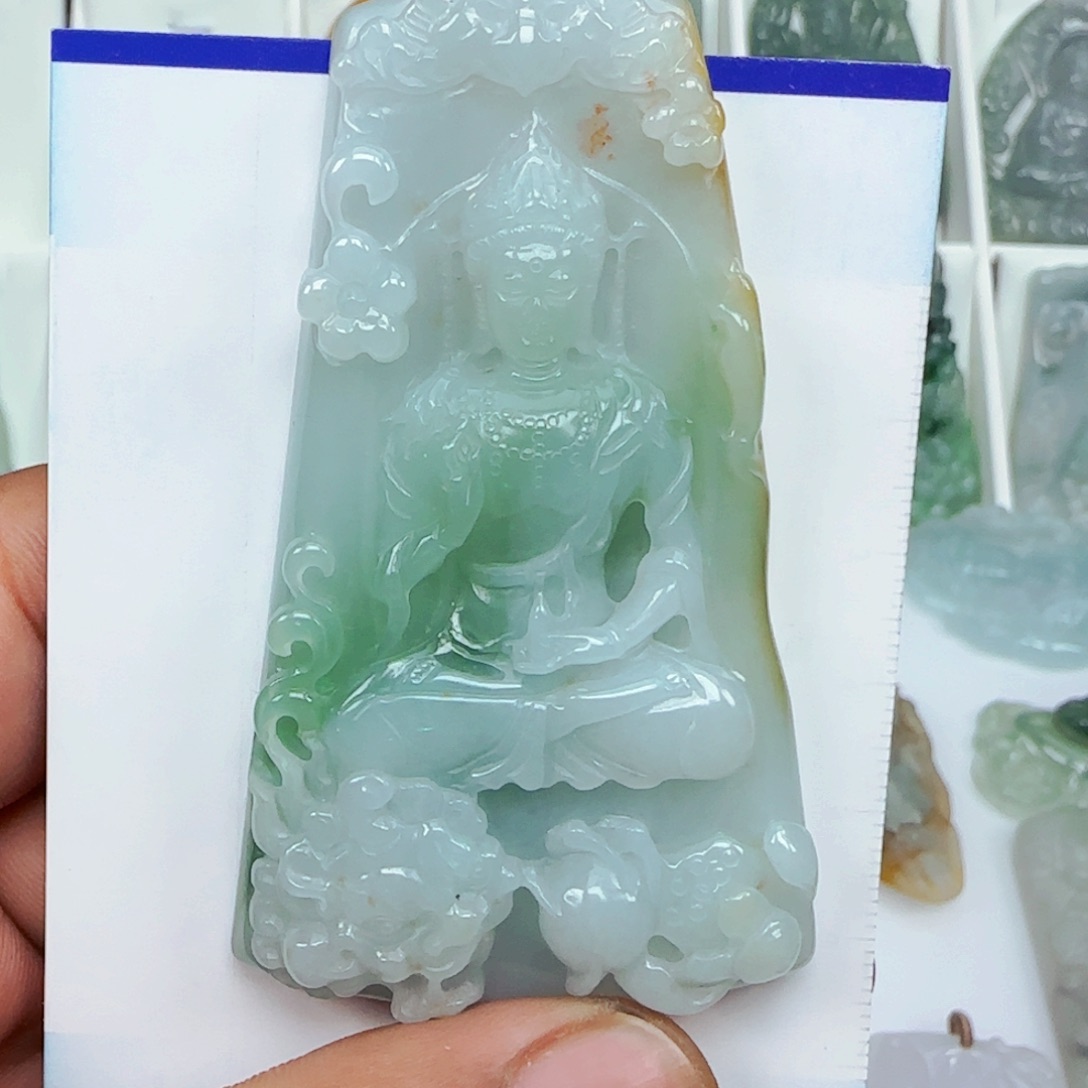 翡翠颈饰未镶嵌。