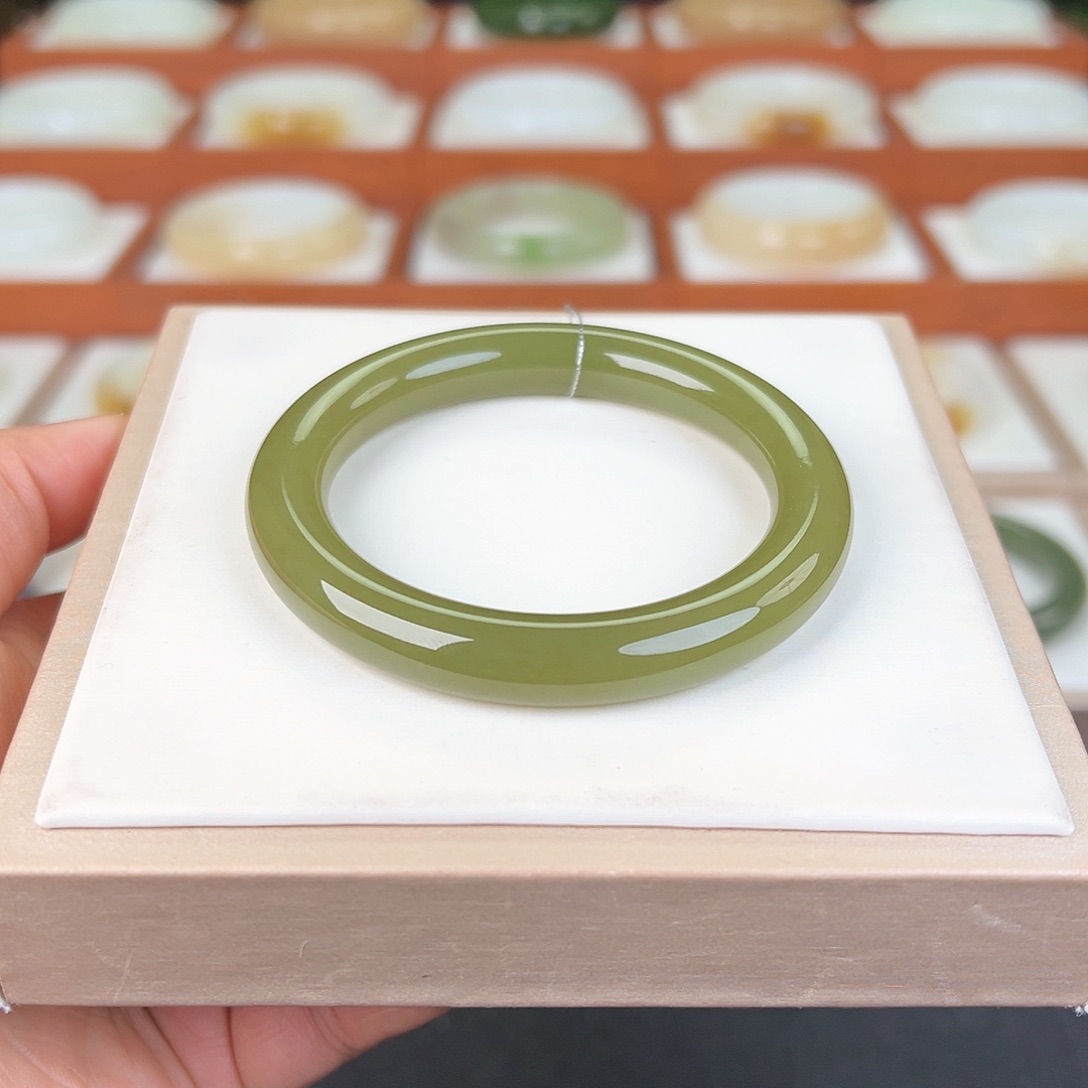 和田玉手镯未镶嵌青黄口