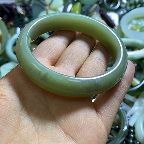 和田玉手镯未镶嵌56口径