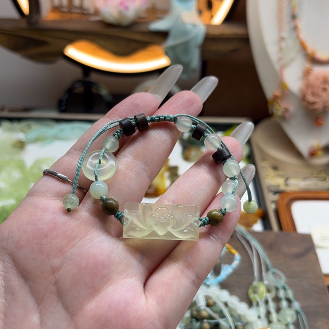 【闪购商品】未镶嵌蛇纹石玉颈饰荷花手牌