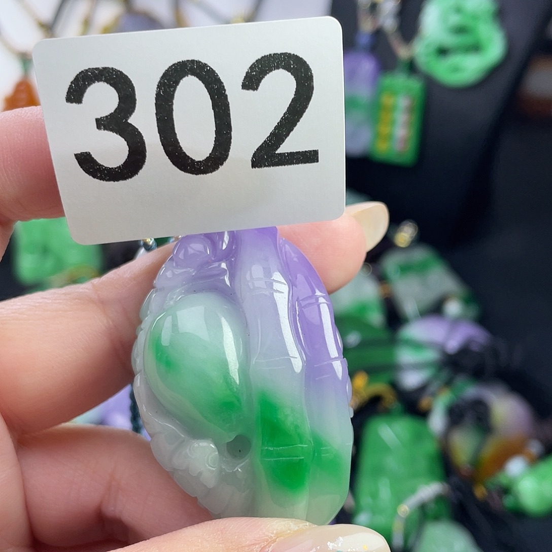 翡翠未镶嵌吊坠(赠链)