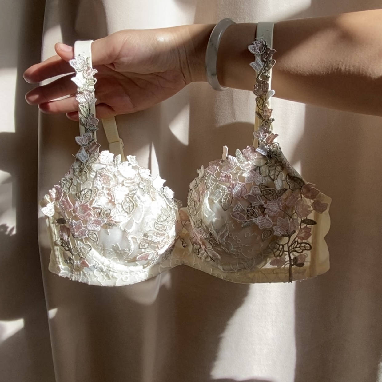 镂空法式刺绣高端文胸聚拢文胸大胸显小