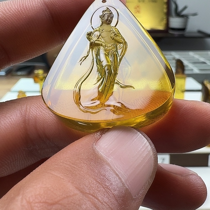 琥珀未镶嵌颈饰站观天下