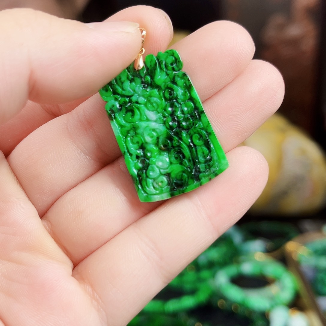 翡翠颈饰18K金镶嵌吊坠