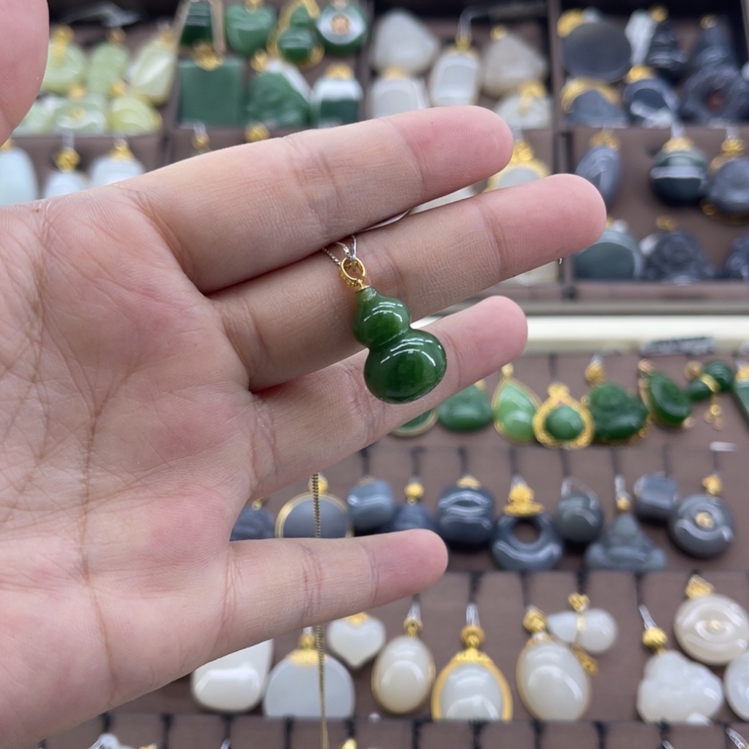 和田玉18K金镶嵌吊坠(赠链)