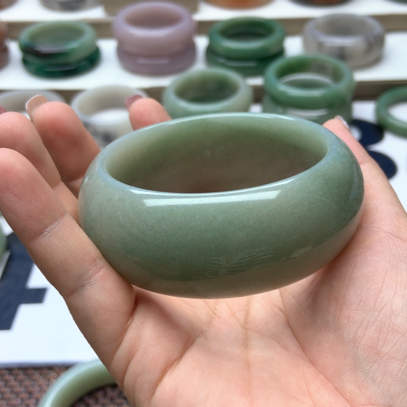 【闪购商品】石英质玉手镯未镶嵌千**蚕