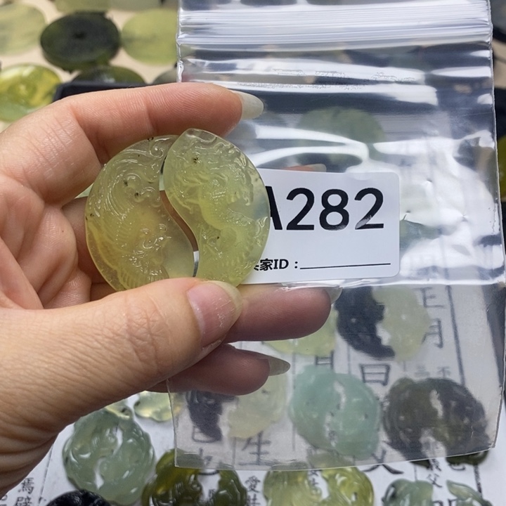 蛇纹石玉合金颈饰泠*玥