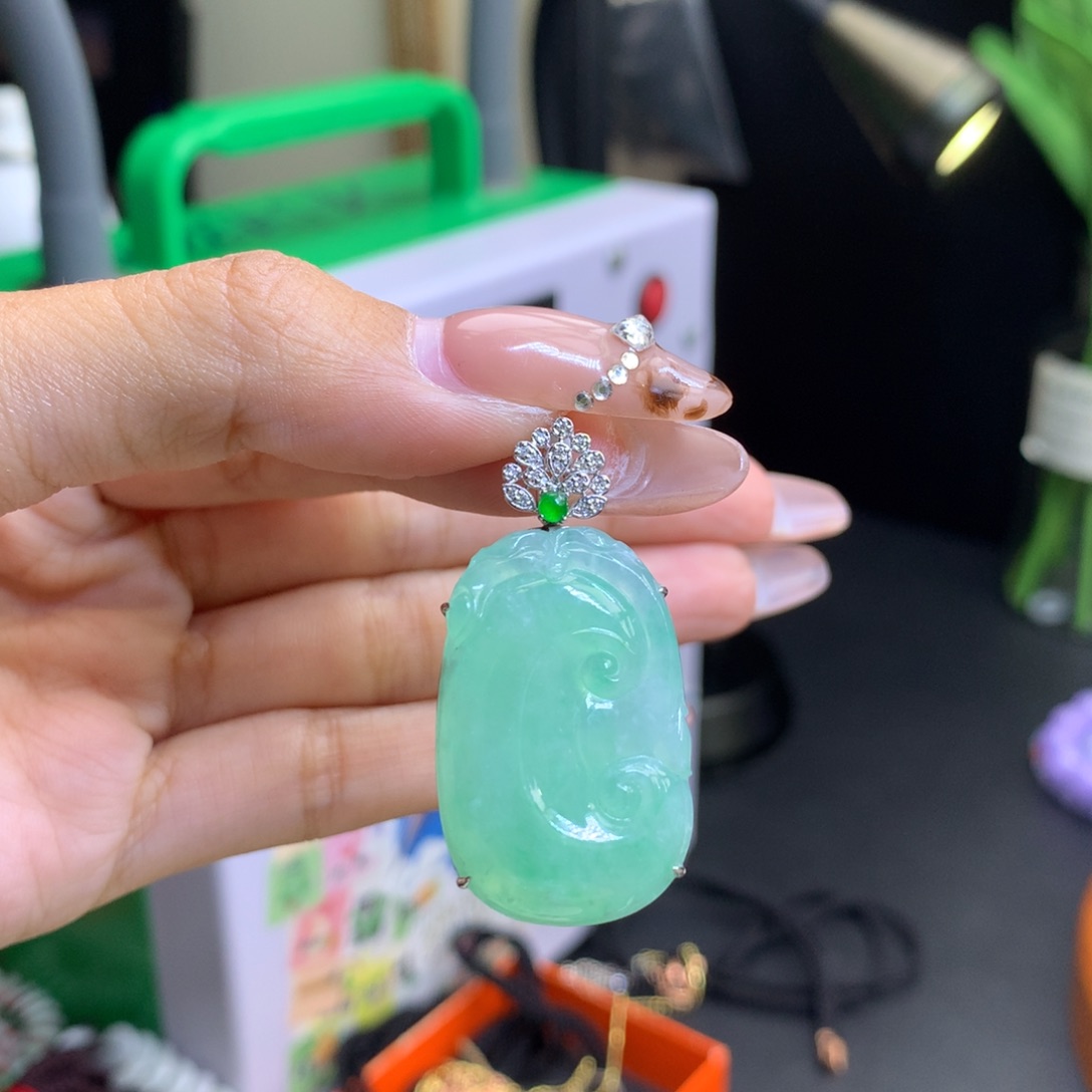 翡翠18K金镶嵌颈饰