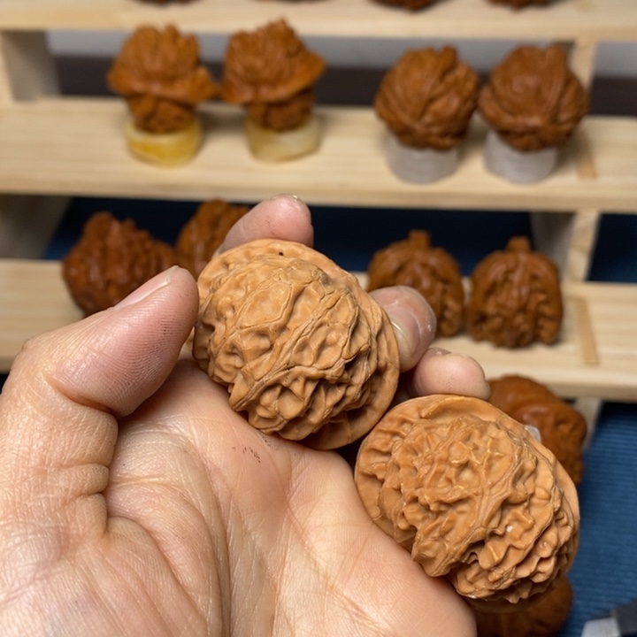 善***待文玩核桃把件宫灯