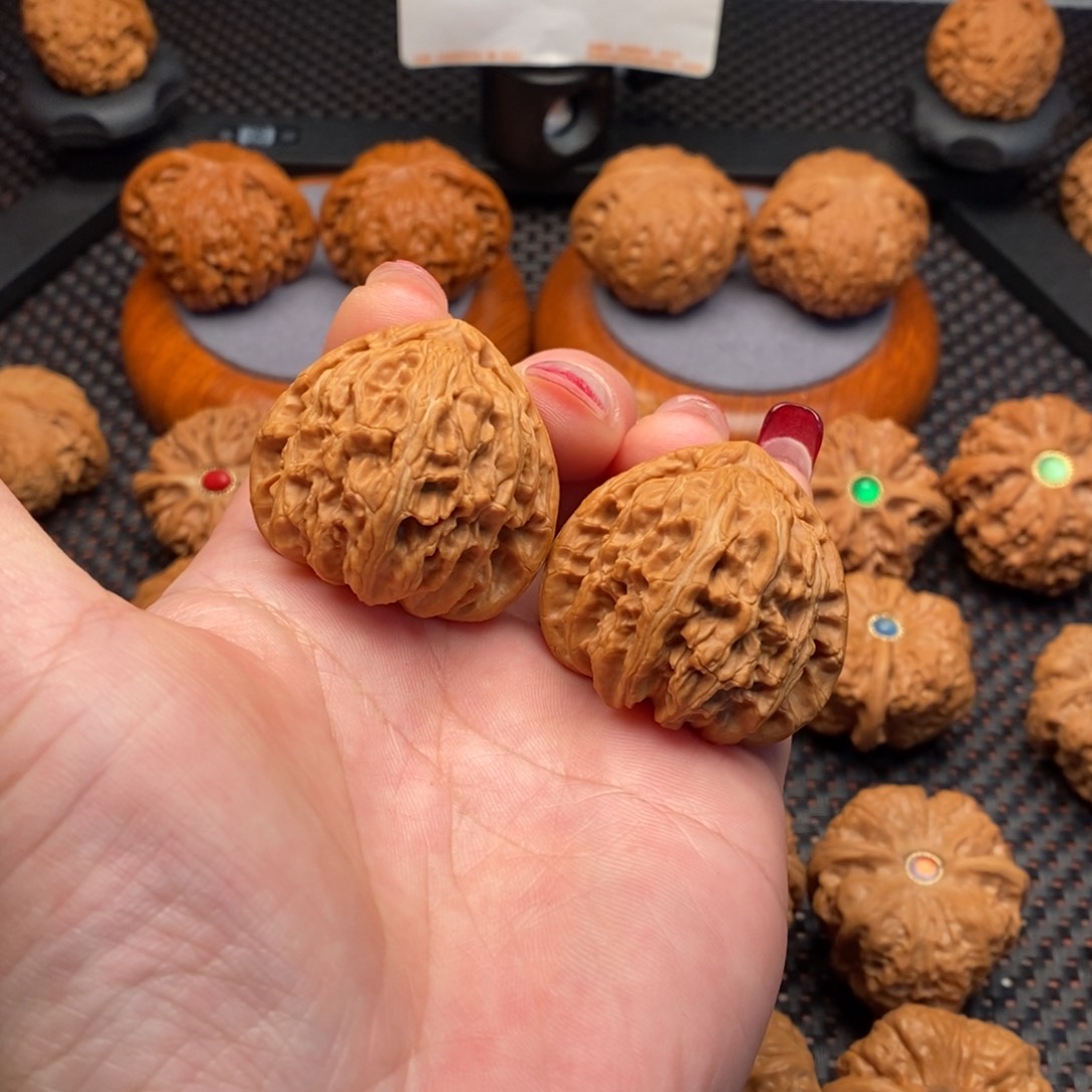 文玩核桃把件三角白39.5边40肚