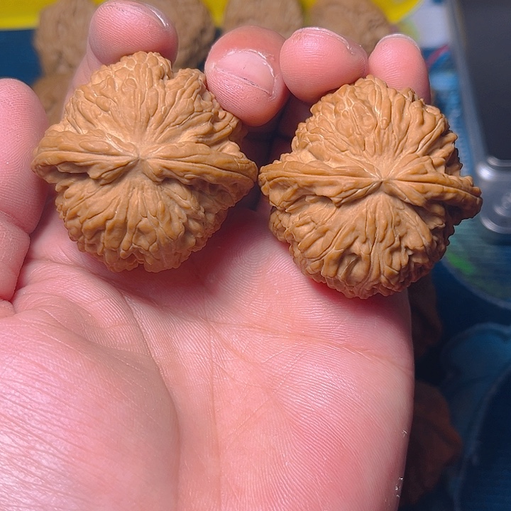 文玩核桃吊坠白狮子