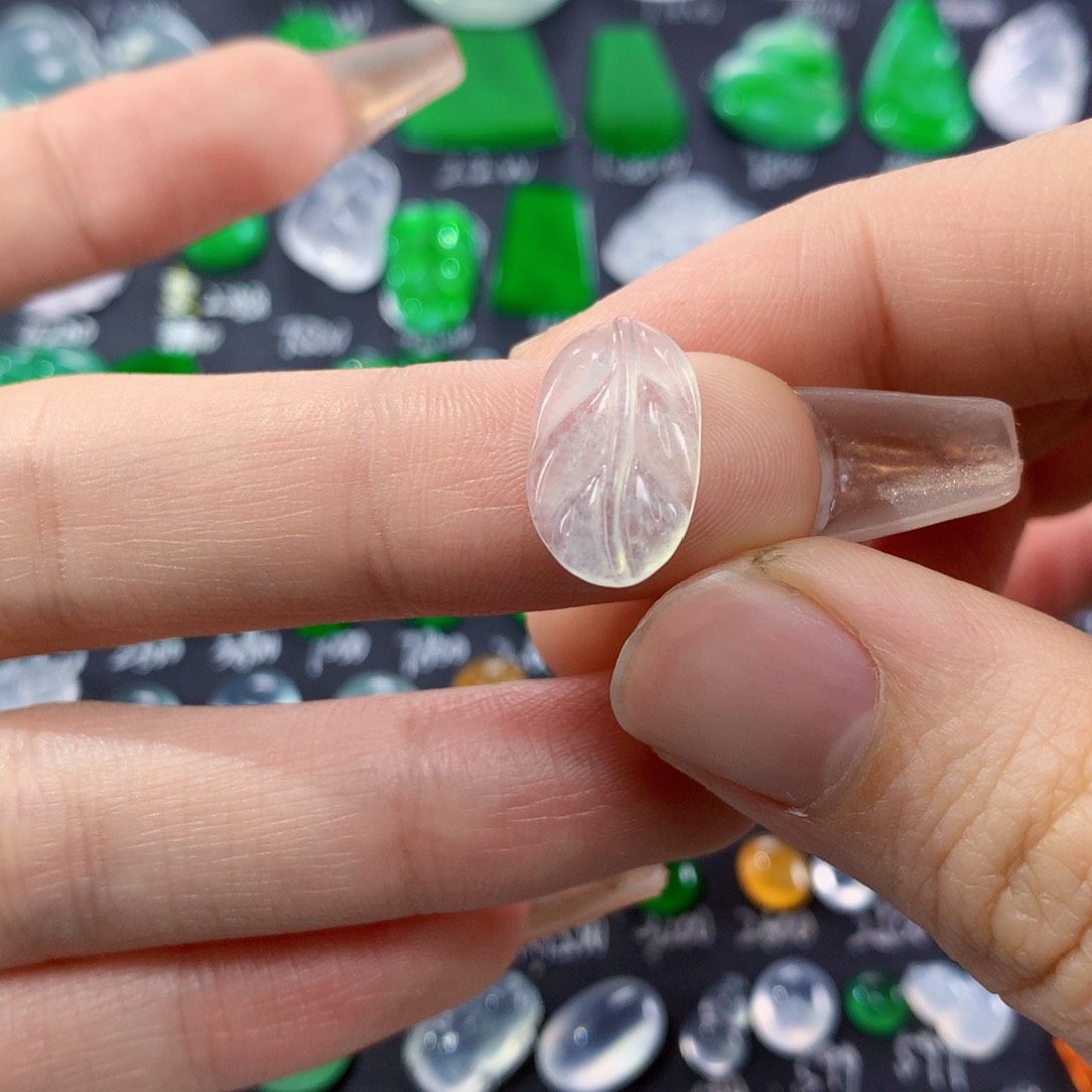 翡翠颈饰未镶嵌叶子