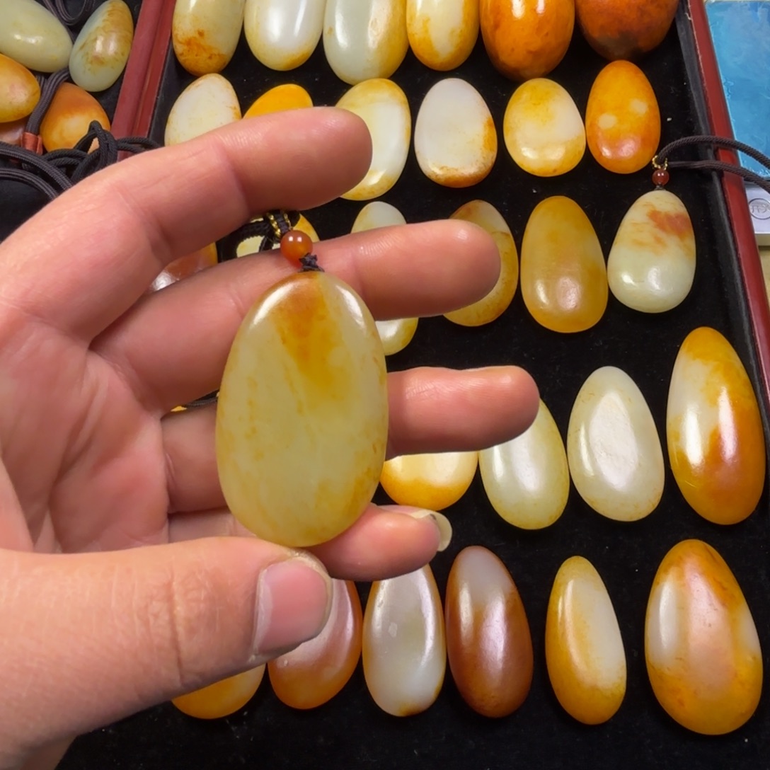 壮***情和田玉未镶嵌颈饰