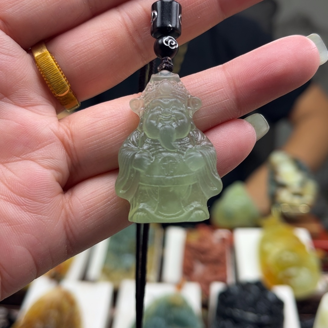 岫玉未镶嵌颈饰挂件