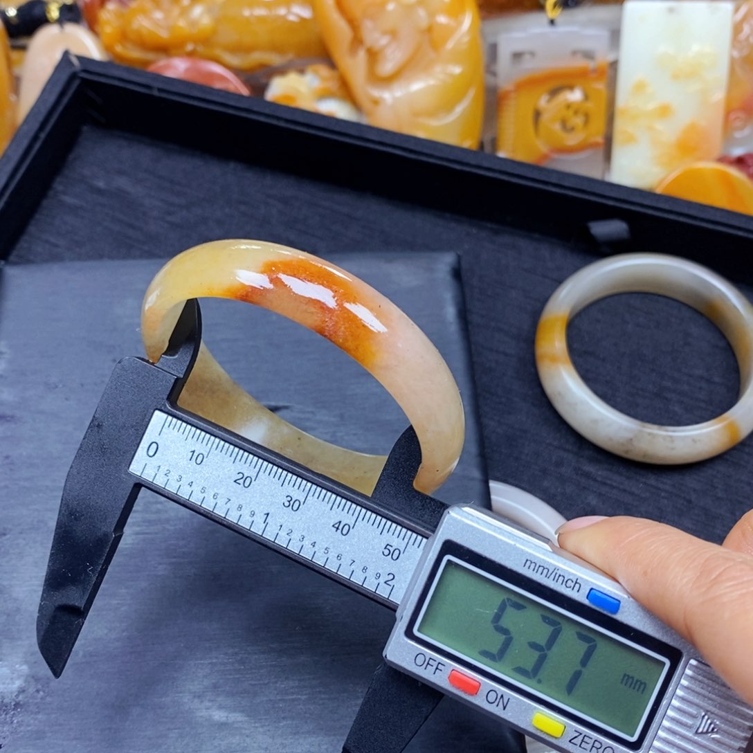 石英质玉（黄龙玉）颈饰未镶嵌