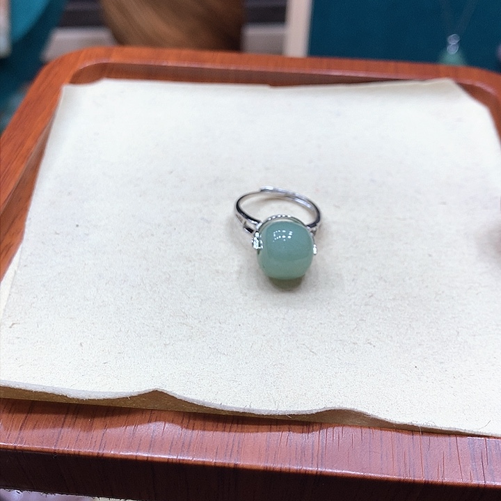 石英质玉颈饰合金