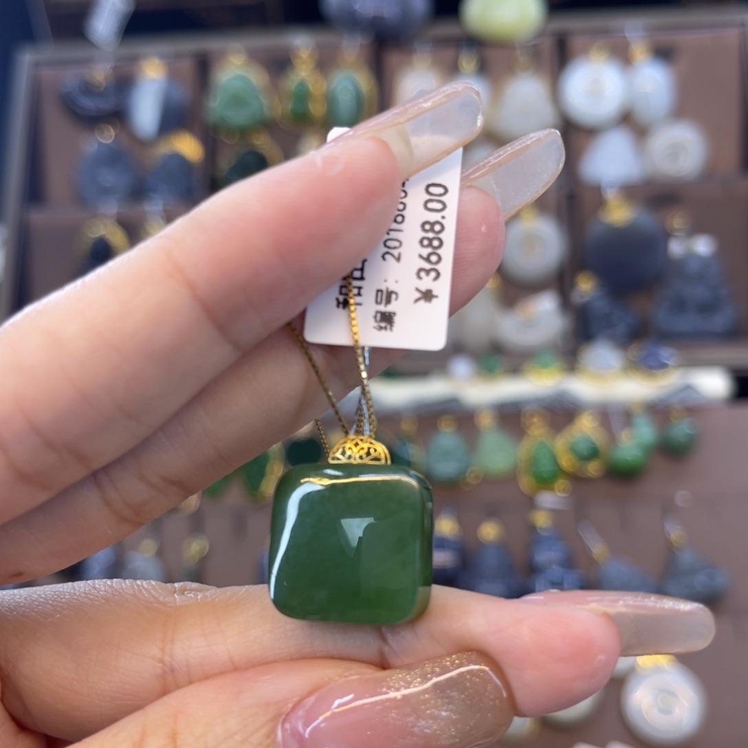 和田玉吊坠18K金镶嵌