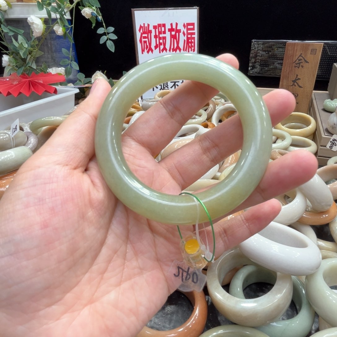 石英质玉手镯（圆镯）未镶嵌