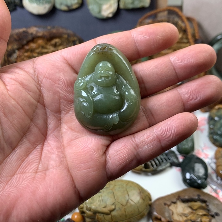 透闪石质玉挂件未镶嵌