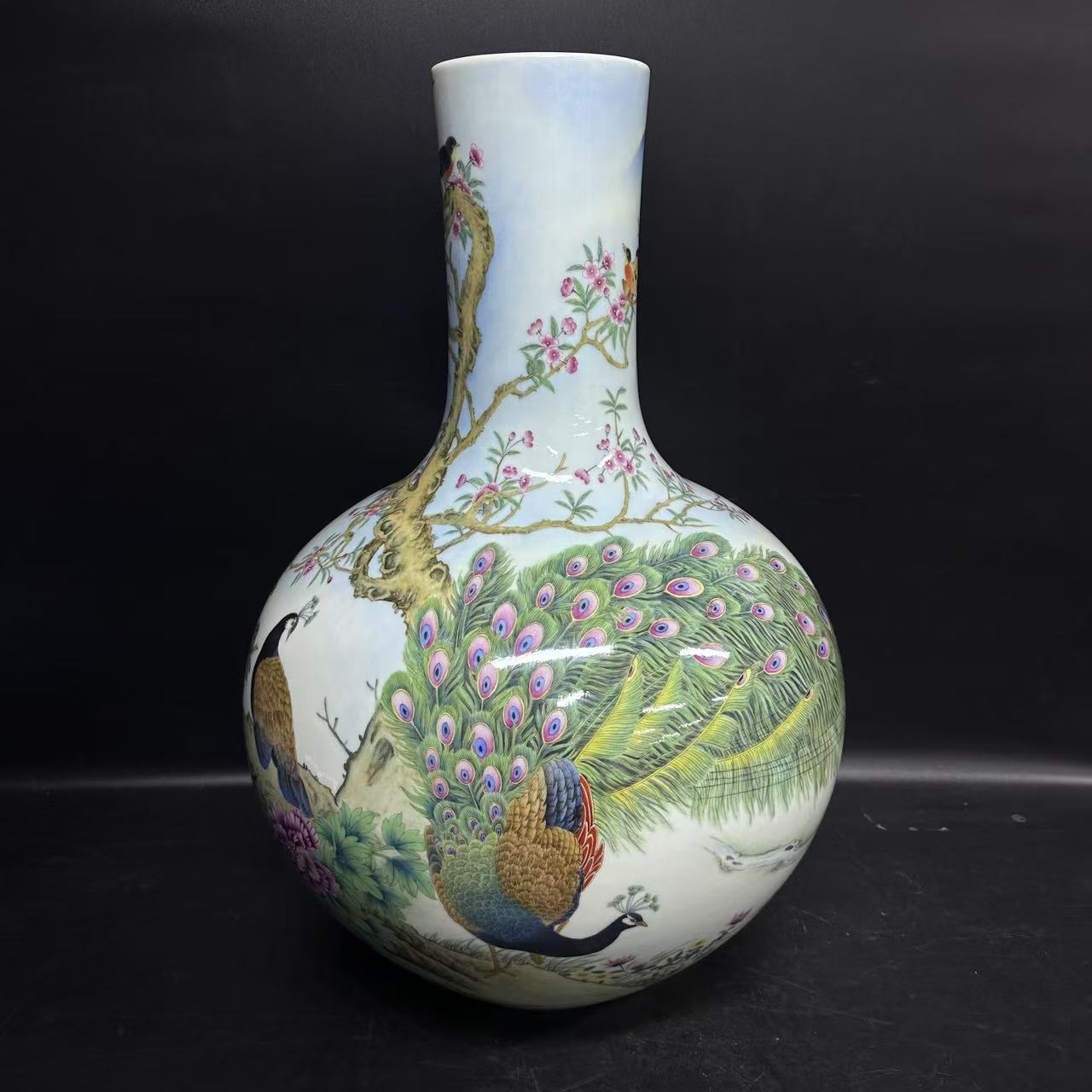 洋彩孔雀开屏纹天球瓶