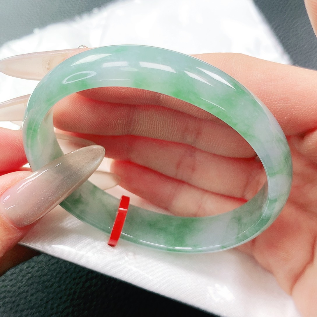 翡翠手镯未镶嵌57贵