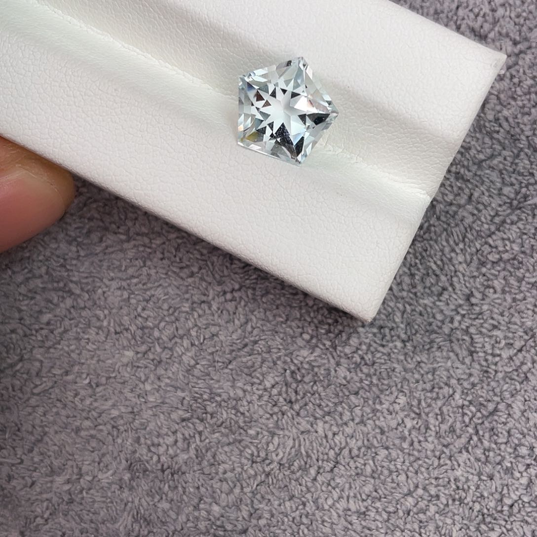 托帕石裸石未镶嵌3.83Ct。  