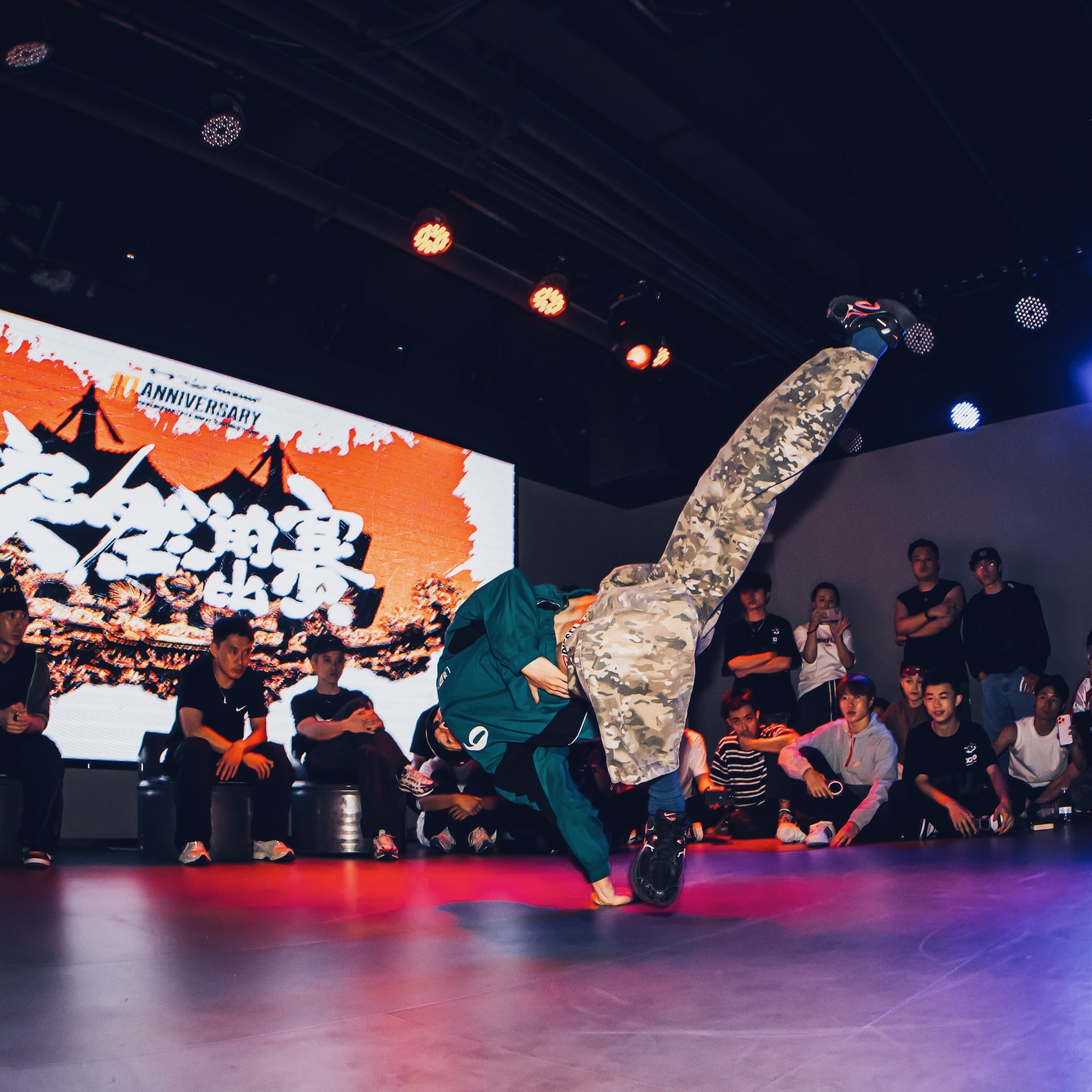 毫不费力穿搭系列细暗格A字迷彩直筒裤