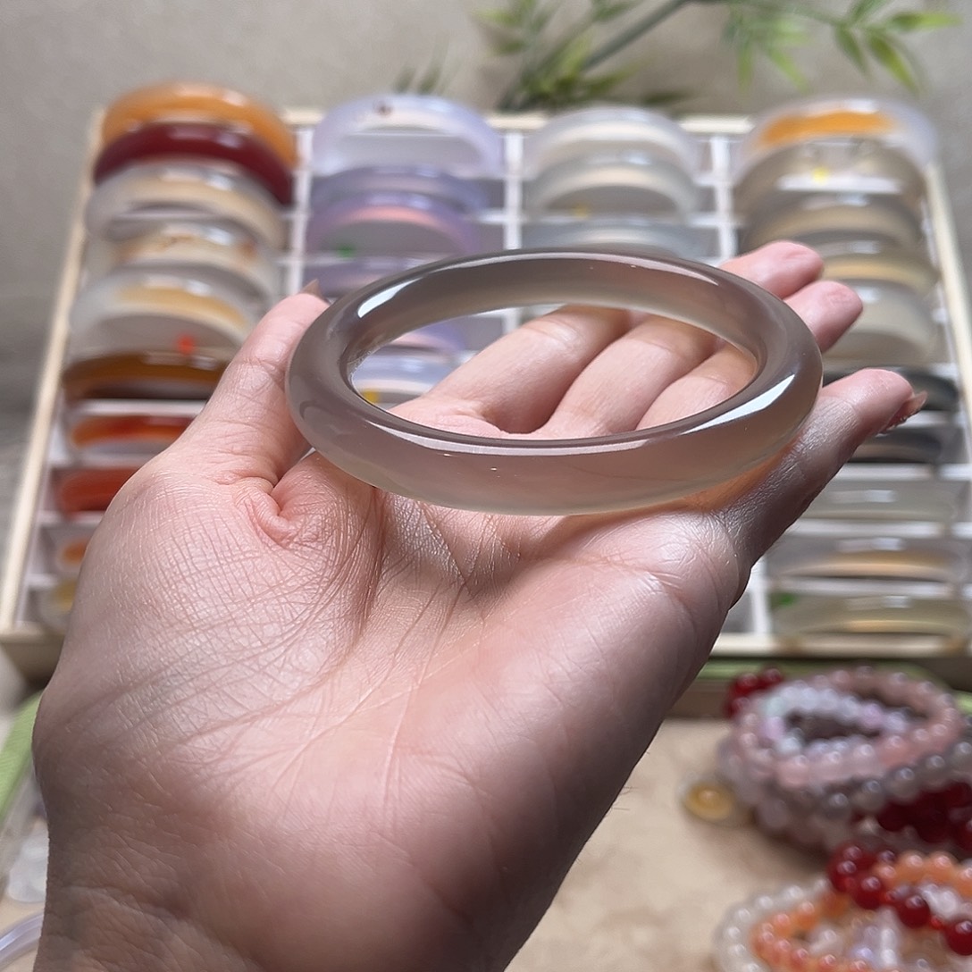 霜***洲玛瑙/玉髓未镶嵌手镯