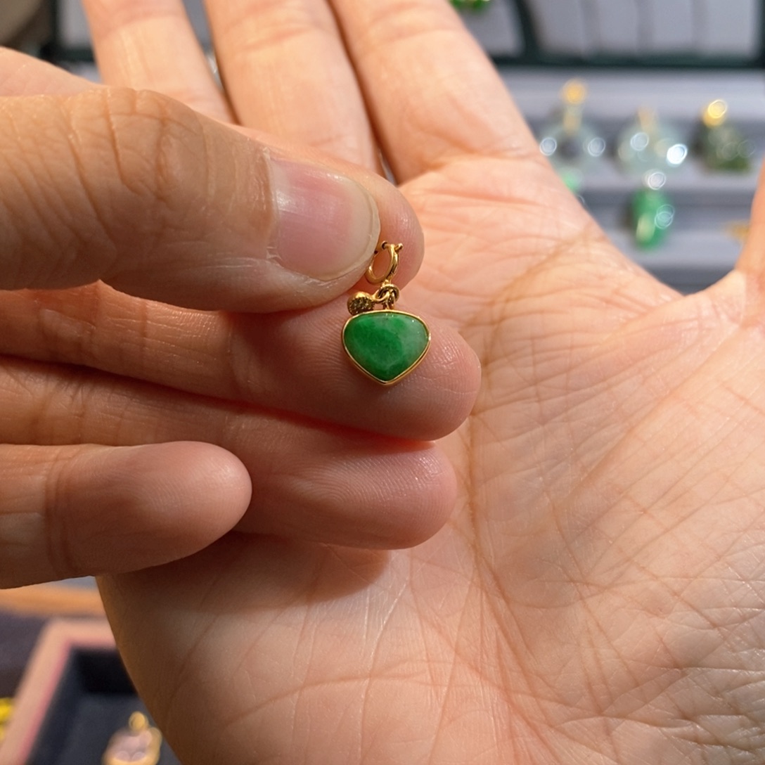 翡翠颈饰18K金镶嵌赵****?