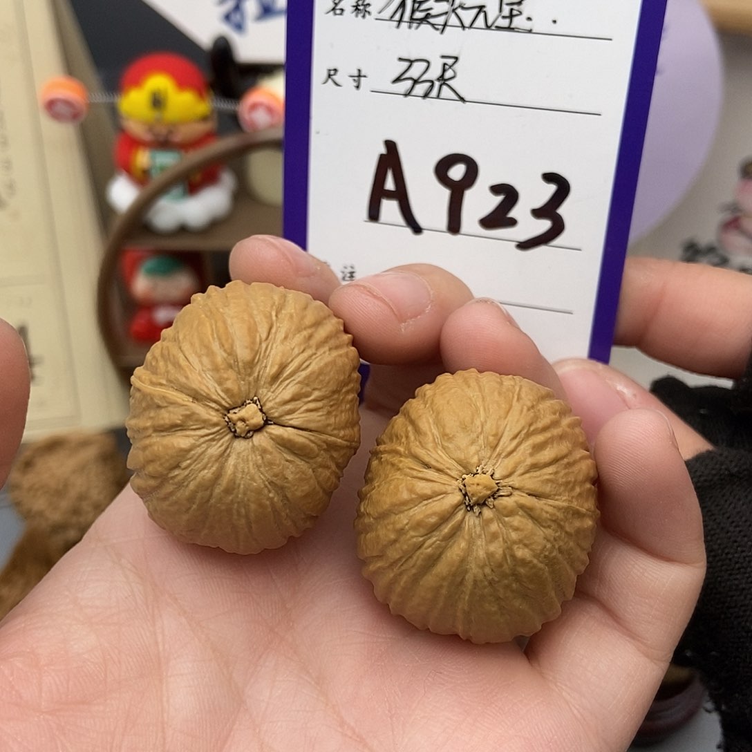 文玩核桃吊坠猴头元宝