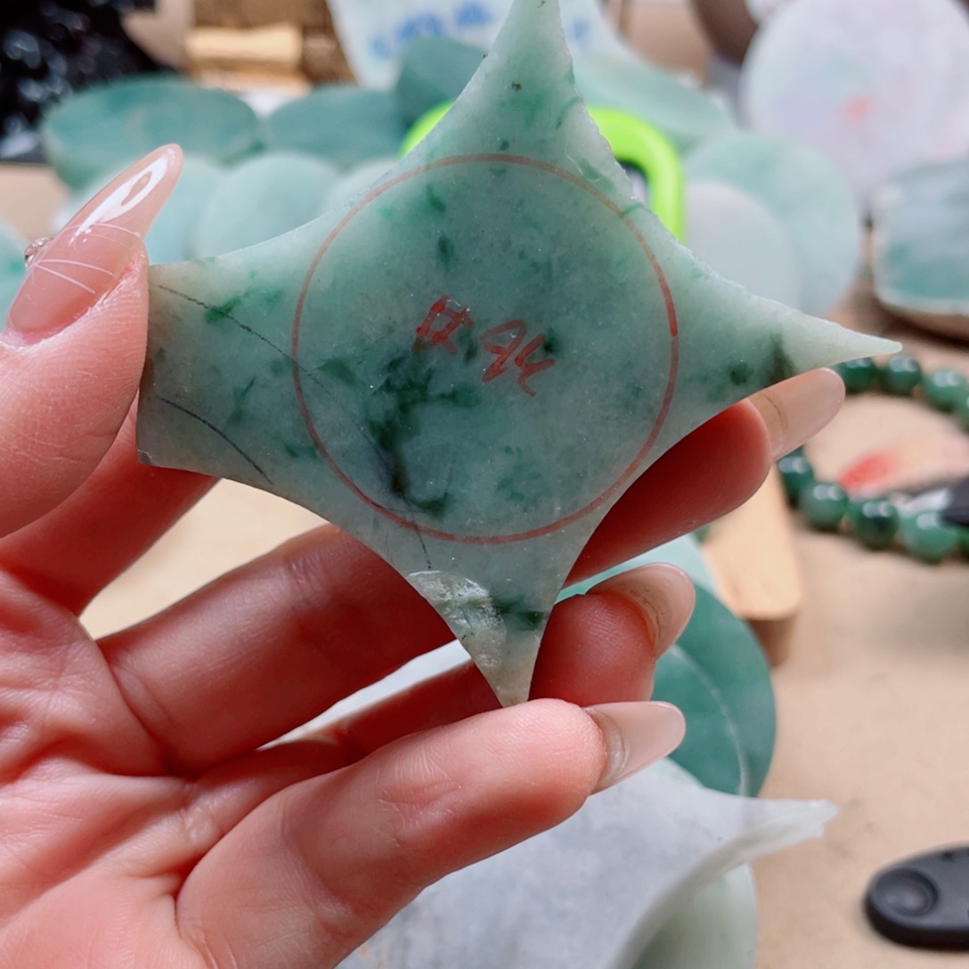 翡翠未镶嵌颈饰140……