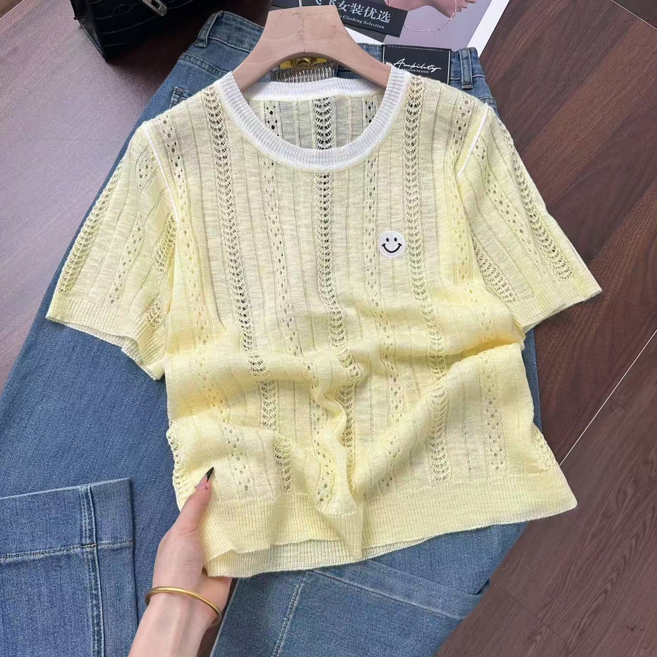 巨巨显白刺绣笑脸~麦穗条孔工艺！正肩清爽透气针织衫Y7442