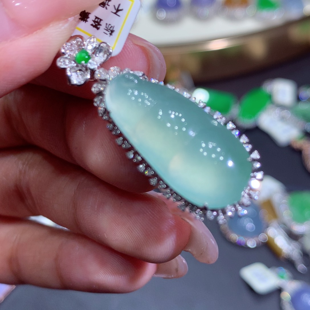 翡翠吊坠(赠链)18K金镶嵌