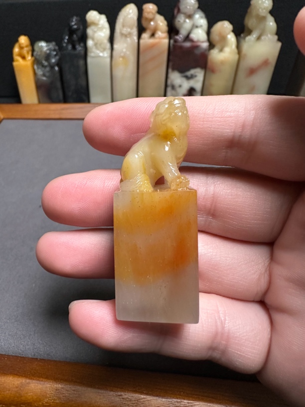 巴林冻石，兽钮。1.8×5.1